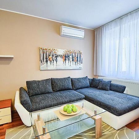 E&E Apartment Arena With Free Private Parking พูลา ภายนอก รูปภาพ