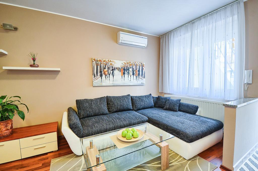 E&E Apartment Arena With Free Private Parking พูลา ภายนอก รูปภาพ