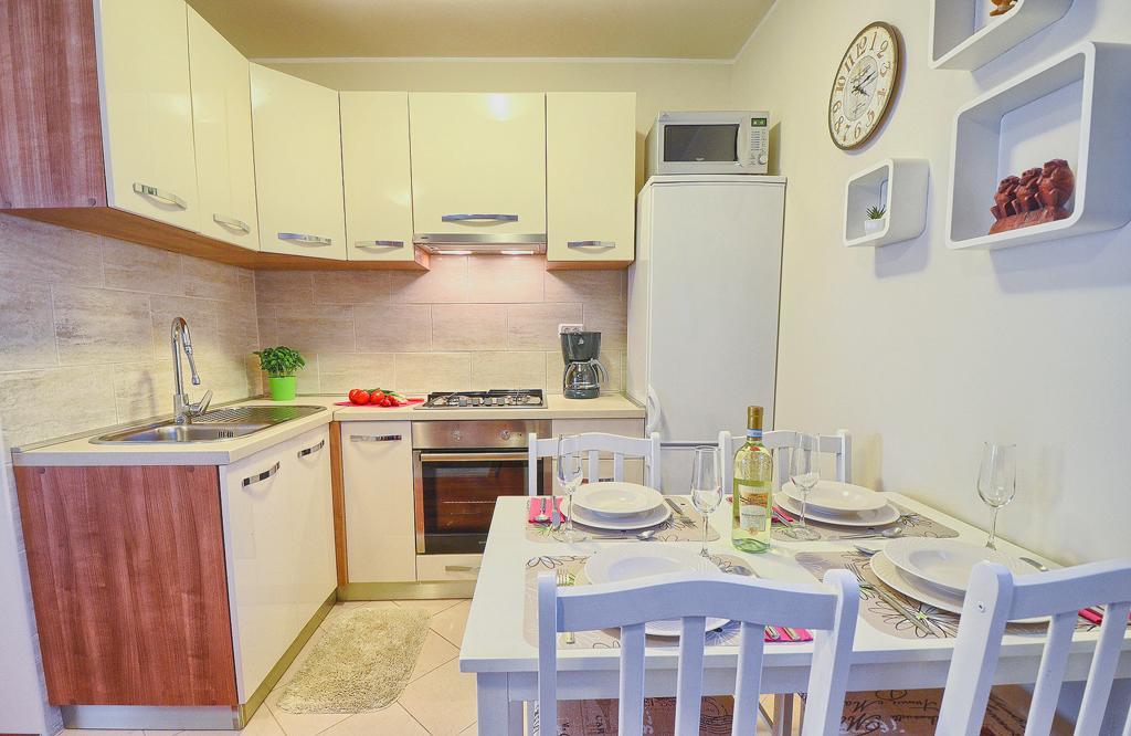 E&E Apartment Arena With Free Private Parking พูลา ภายนอก รูปภาพ