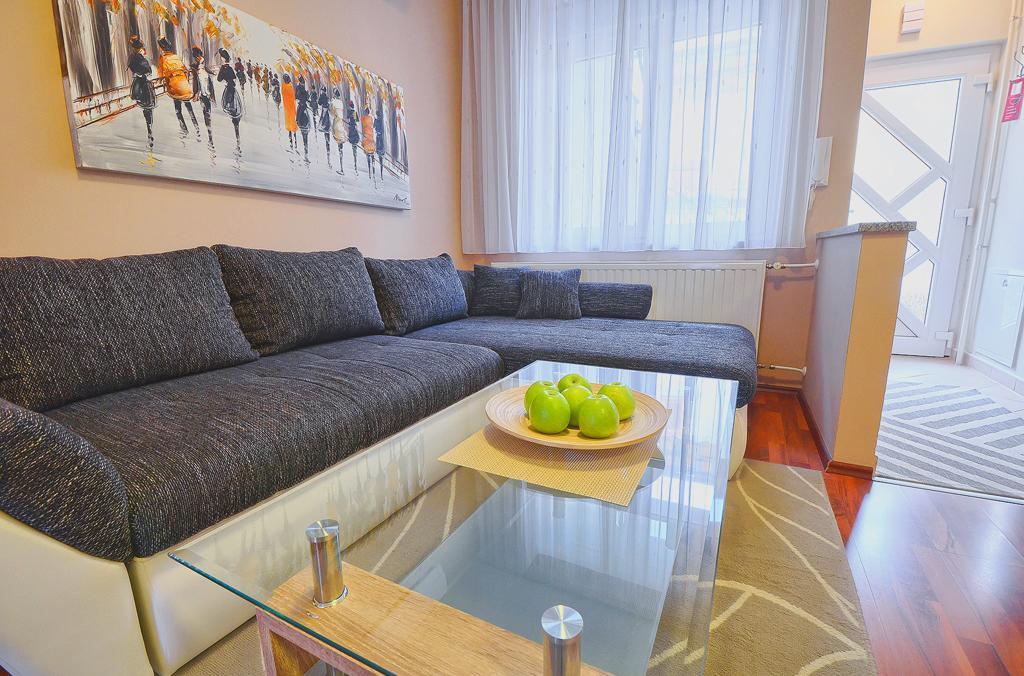 E&E Apartment Arena With Free Private Parking พูลา ภายนอก รูปภาพ