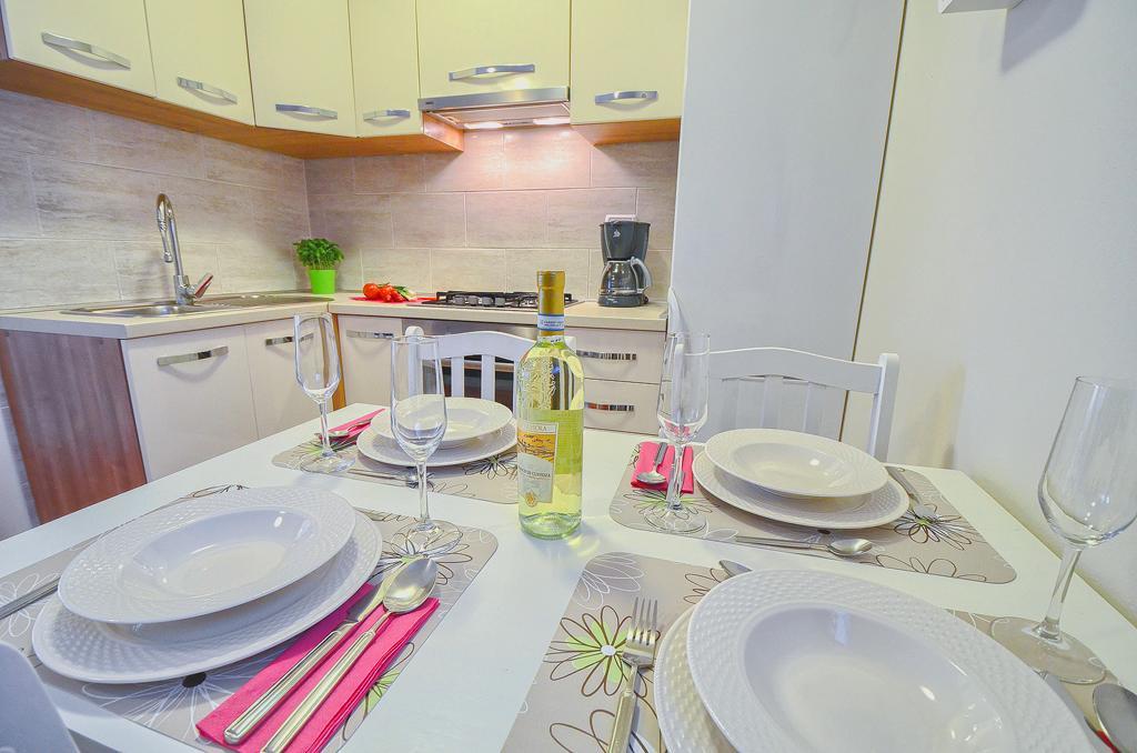 E&E Apartment Arena With Free Private Parking พูลา ภายนอก รูปภาพ