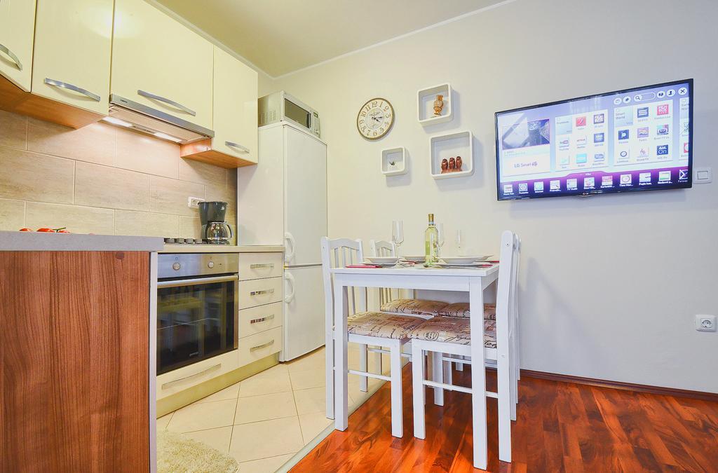 E&E Apartment Arena With Free Private Parking พูลา ภายนอก รูปภาพ