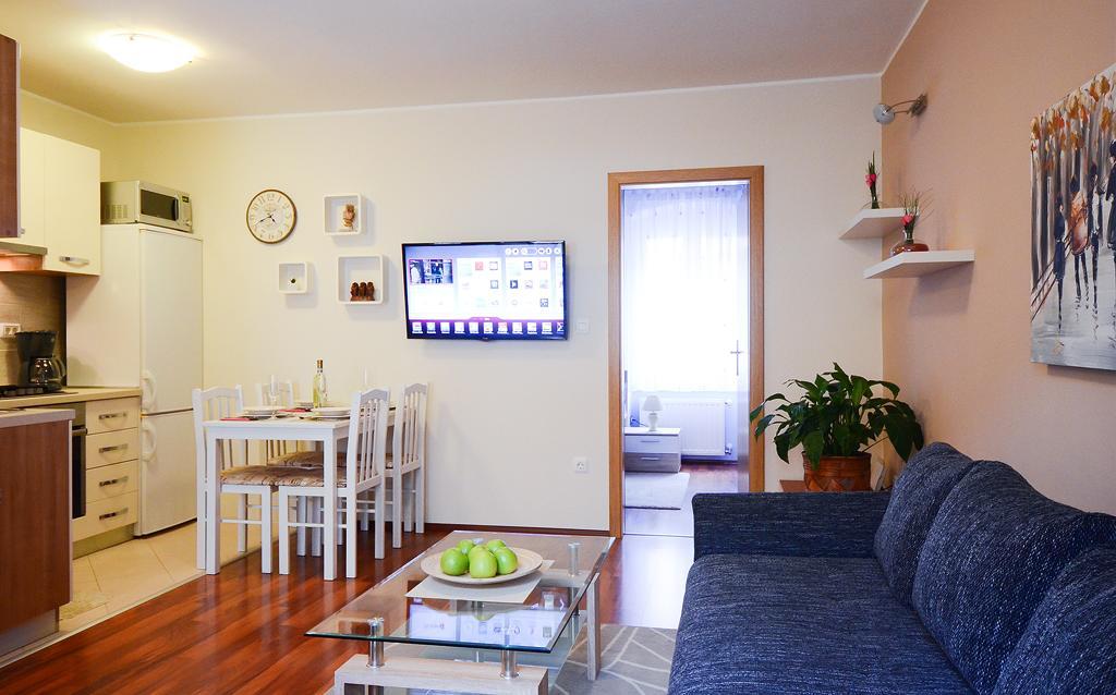 E&E Apartment Arena With Free Private Parking พูลา ภายนอก รูปภาพ