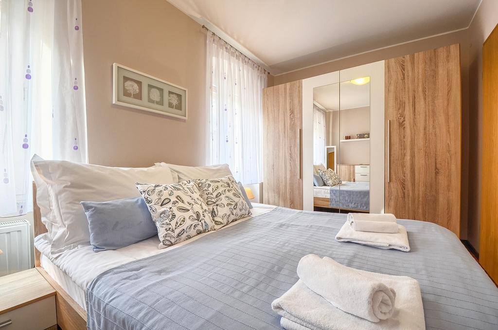 E&E Apartment Arena With Free Private Parking พูลา ภายนอก รูปภาพ