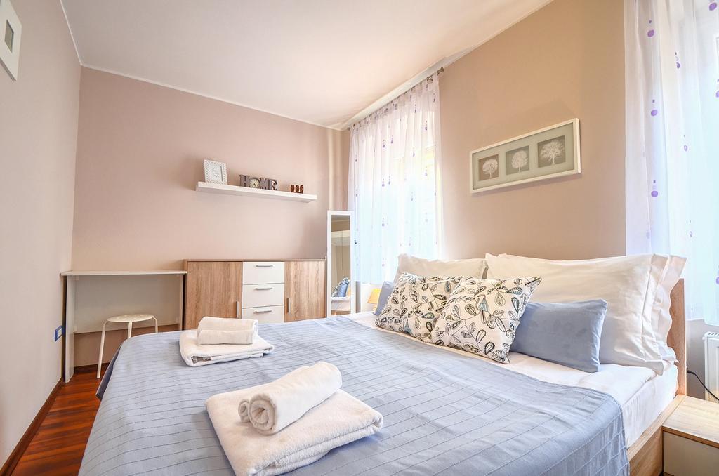 E&E Apartment Arena With Free Private Parking พูลา ภายนอก รูปภาพ