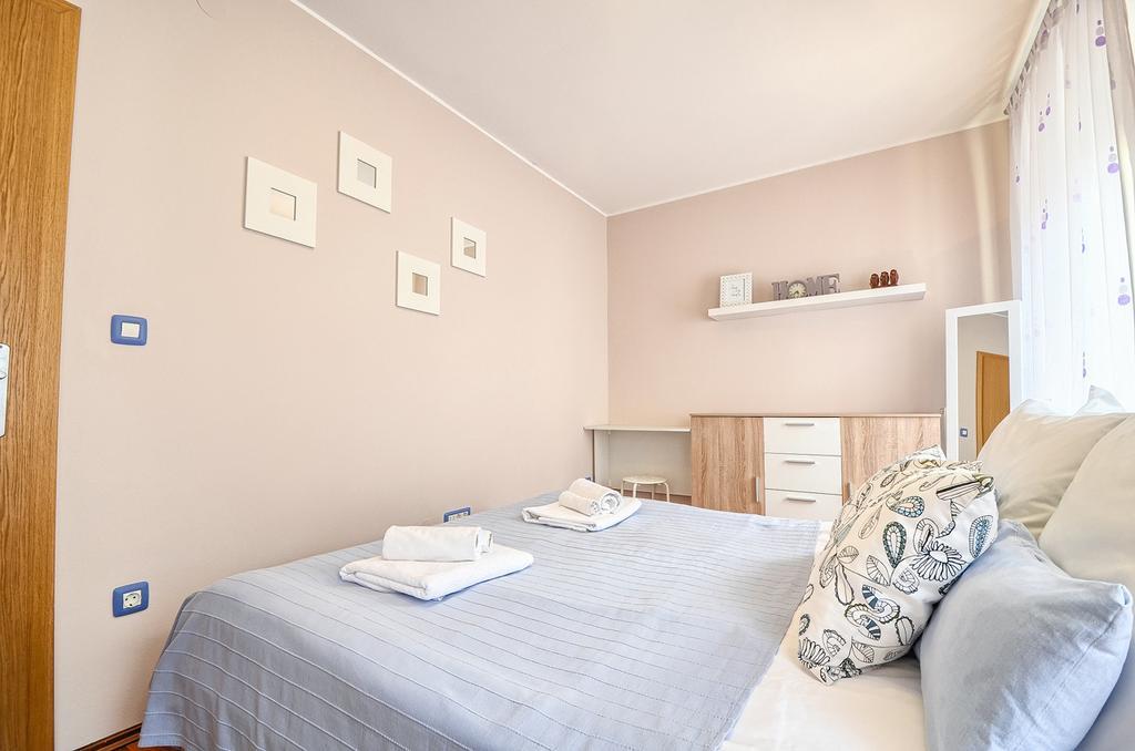 E&E Apartment Arena With Free Private Parking พูลา ภายนอก รูปภาพ