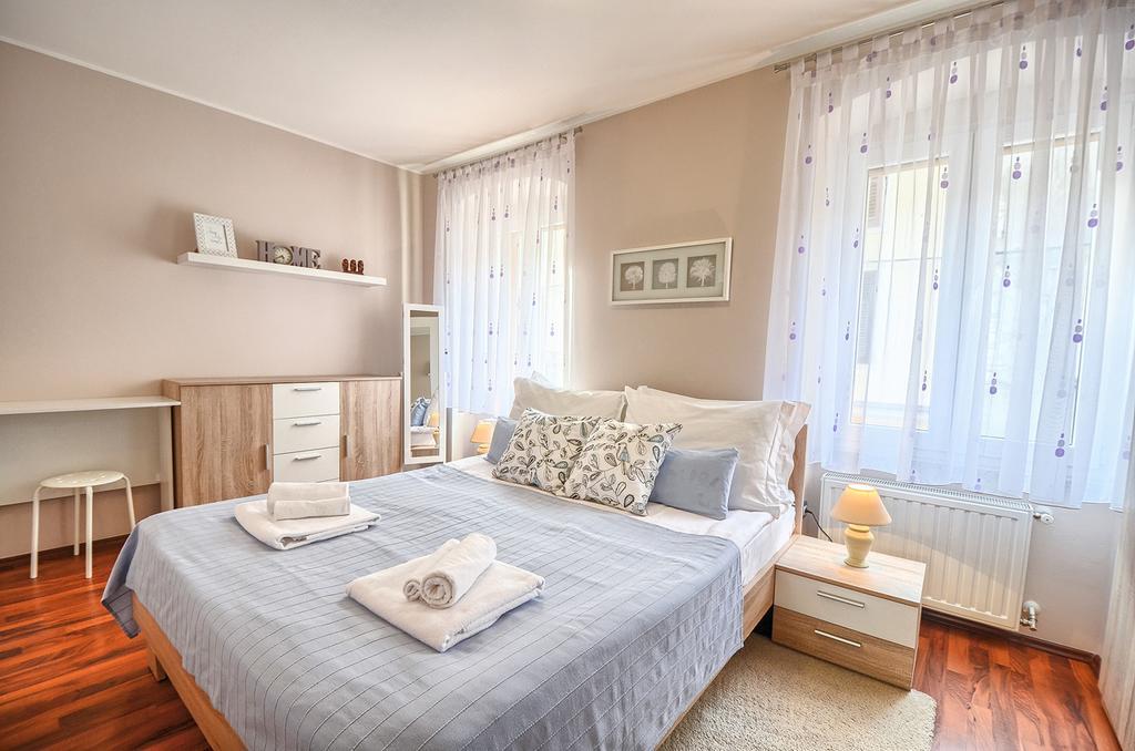 E&E Apartment Arena With Free Private Parking พูลา ภายนอก รูปภาพ